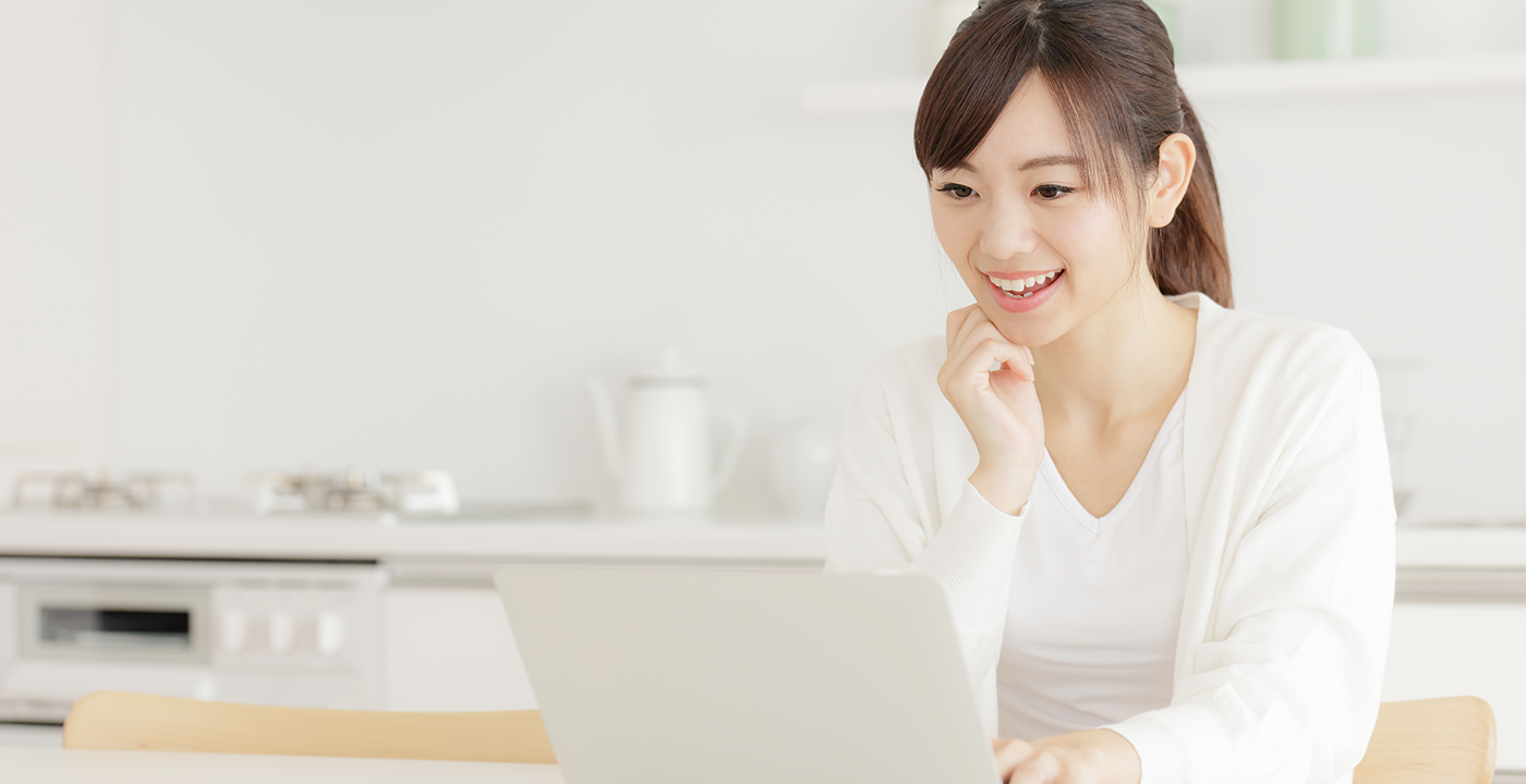 パソコン操作をする女性スタッフ