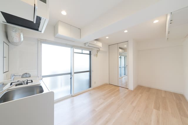 室内の壁材と床材を対象としたアスベスト検体採取作業