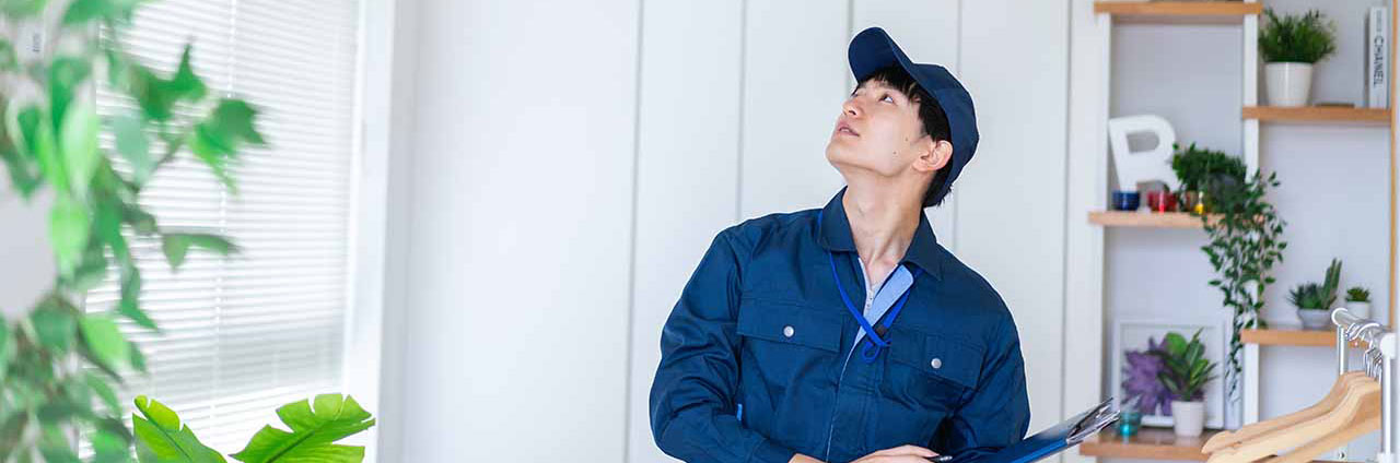 室内建材からアスベスト検体を採取する作業風景