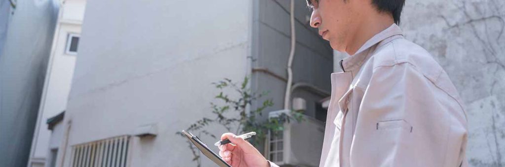 アスベスト現地目視調査の実施風景