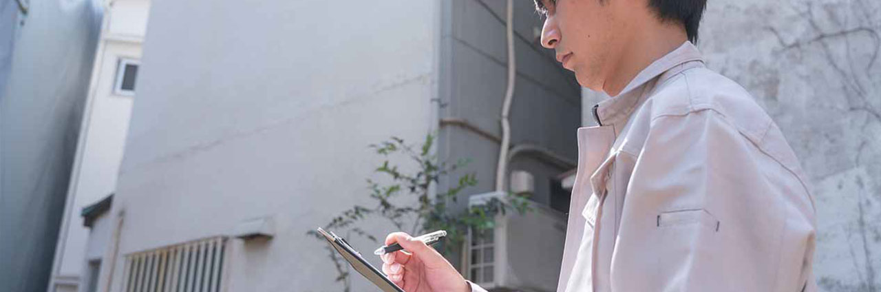 アスベスト含有調査のための検体採取作業写真