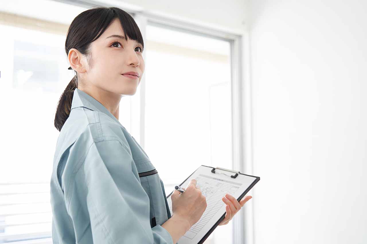 建物内のアスベスト含有建材を確認する様子