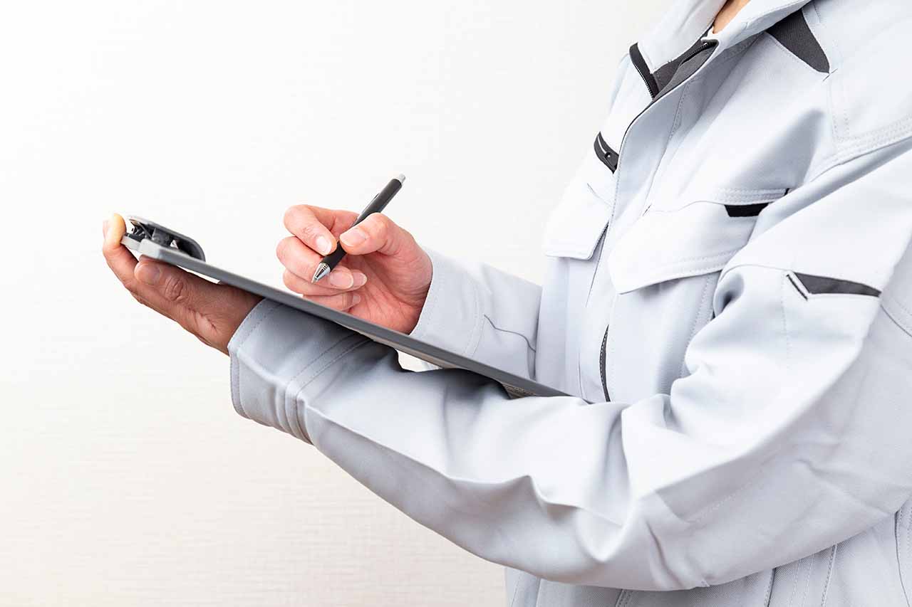 建物内のアスベスト含有対象建材を確認する様子