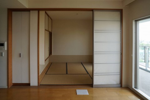 解体前のアスベスト事前調査で検体採取を行う現場