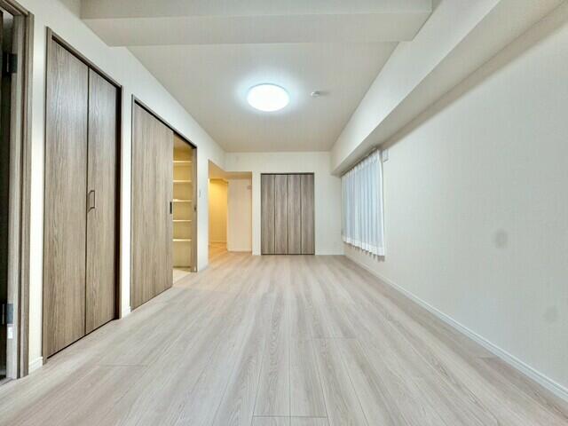 解体前のアスベスト事前調査で検体採取を行う様子