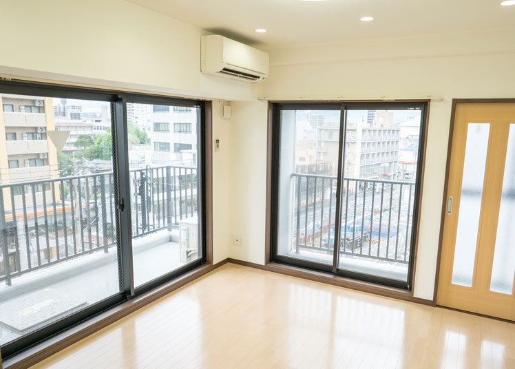 室内建材からアスベスト検体を採取する作業風景