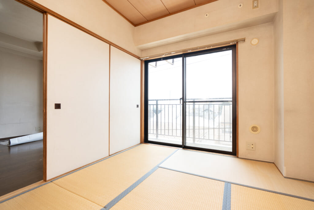 室内でアスベスト検体を採取している様子