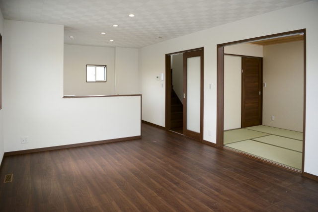 室内建材からアスベスト検体を採取する作業風景